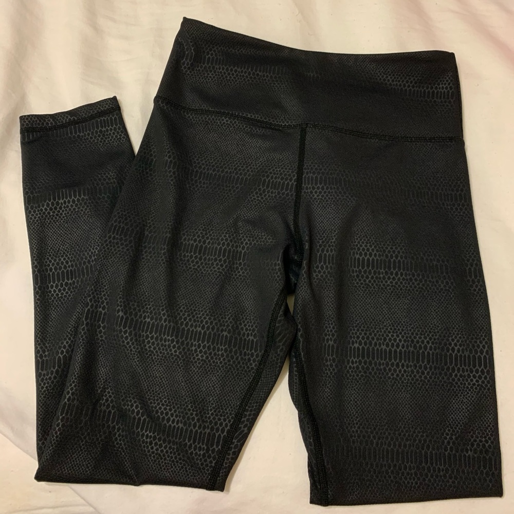 Black venom ZYIA 7/8 length size 4 leggings